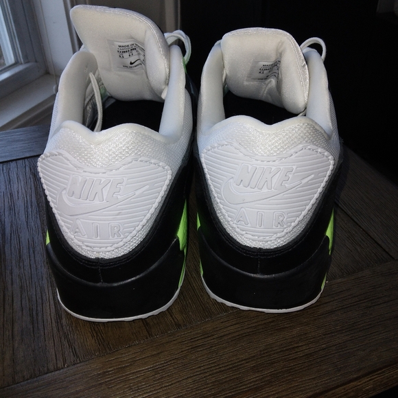 Nike Air Max Sneakers Black, White, Neon Green Men 9.5 new without box
